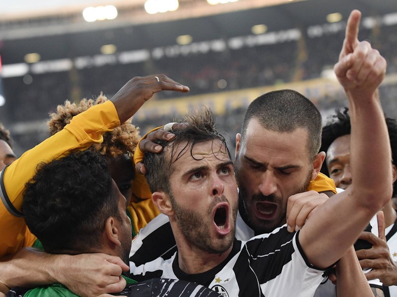 Die Spieler von Juventus Turin feiern ihren Siegtorsch&#252;tzen: Miralem Pjanic.