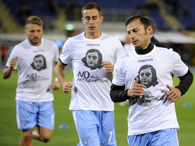 &quot;Nein zum Antisemitismus&quot;: Lazio-Spieler w&#228;rmen sich in Trikots mit dem Gesicht von Anne Frank auf.