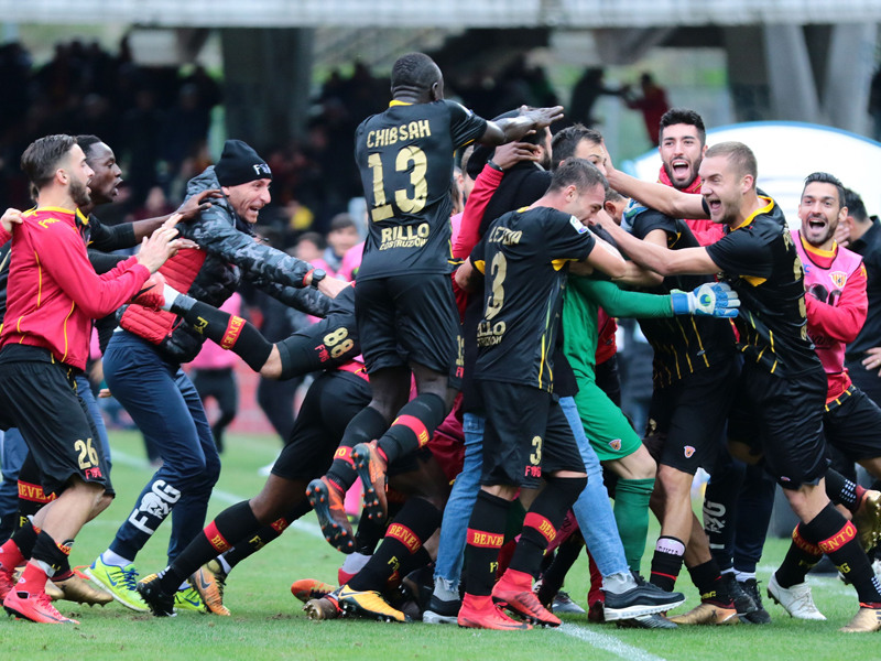 Wahnsinn in Benevento! Nach 14 Niederlagen aus 14 Spielen brachte Keeper Brignoli (in Gr&#252;n) den ersten Punktgewinn.