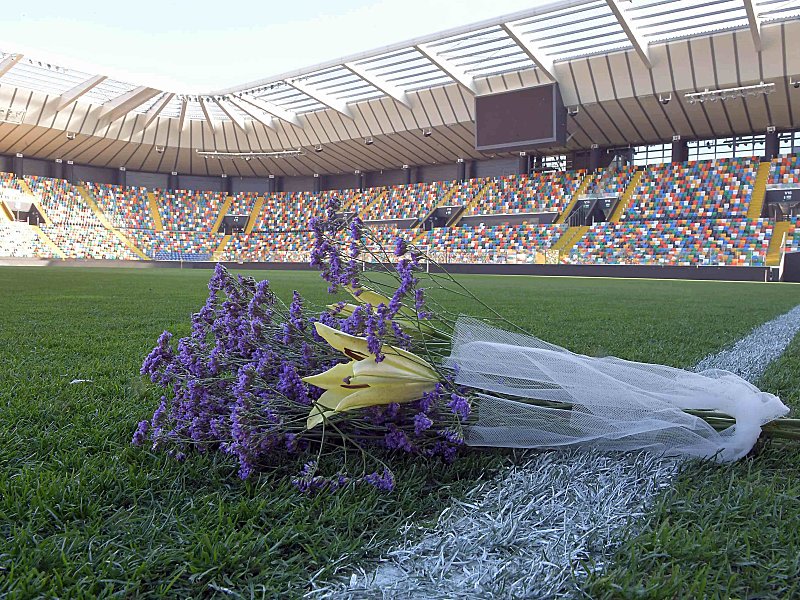 Nach dem Tod von Davide Astori: Als Zeichen der Trauer wurde im Stadio Friuli in Udine am Sonntag ein Strau&#223; Trauerblumen dargelegt.