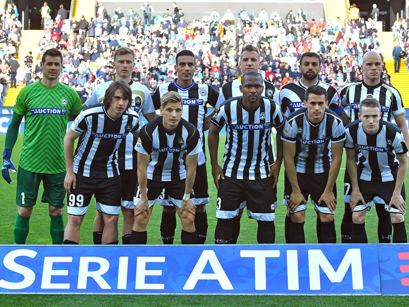 Alle Trikots unterschiedlich: Die Udine-Profis vor dem Heimspiel gegen Lazio Rom.
