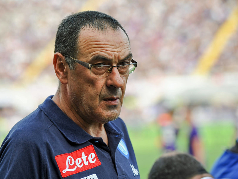 Eine Klausel erm&#246;glicht ihm einen einfachen Abgang aus Neapel: Coach Maurizio Sarri ist umworben.