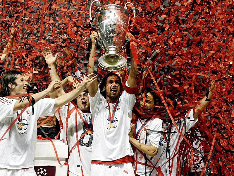 Champions-League-Sieg 2003: nur einer von vielen Pokalen, die Milan-Legende Paolo Maldini in die H&#246;he streckte.