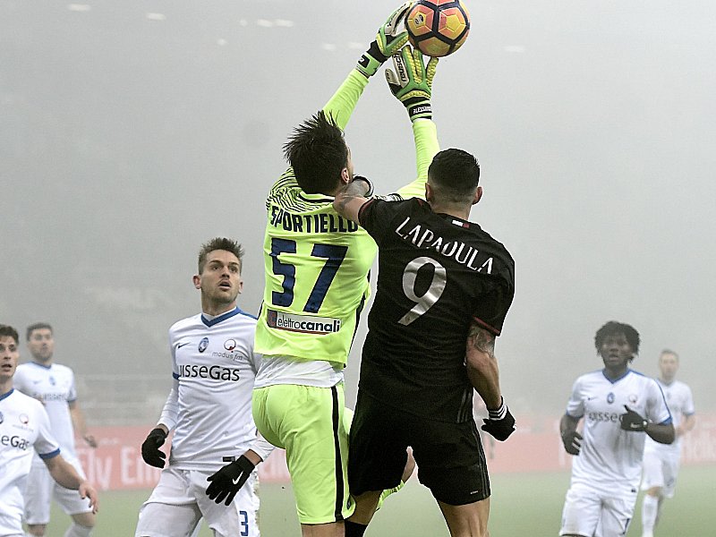 Bergamos Keeper Sportiello pfl&#252;ckt den Ball vor Milan-Angreifer Lapadula runter.