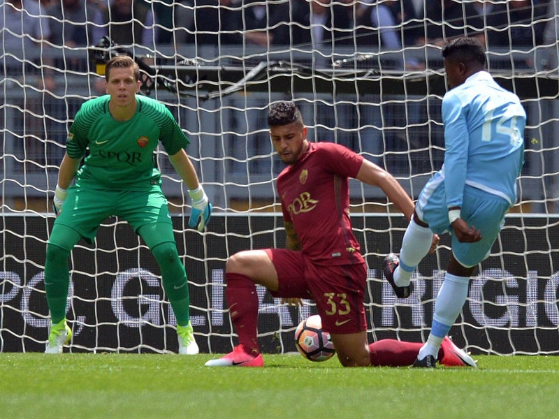 Emerson getunnelt und das 1:0 f&#252;r Lazio Rom erzielt: Keita (r.).