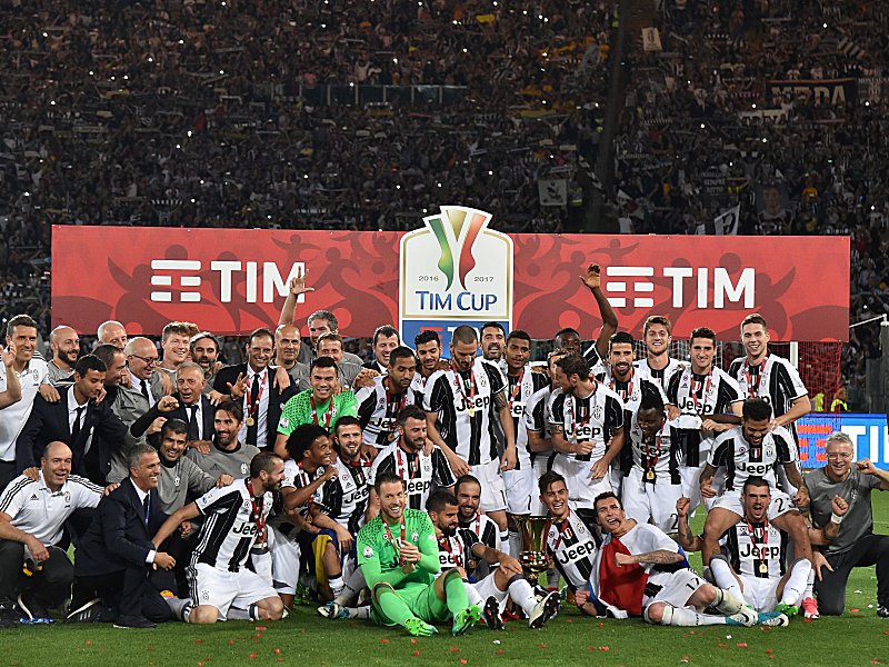 Wimmelbild: Wo ist der Pokal? Juventus Turin feiert den Triumph in der Coppa Italia 2017.