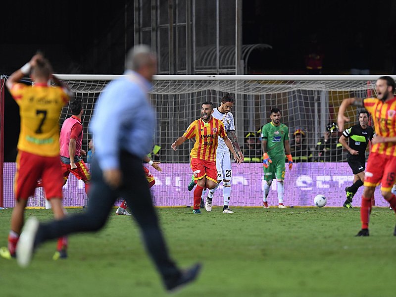 Italiens Profifu&#223;ball steckt in der Krise: Szene aus dem Spiel Benevento gegen Lecce.
