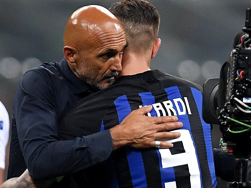 Umarmung: Inter-Coach Luciano Spalletti herzt Torsch&#252;tze Mauro Icardi.