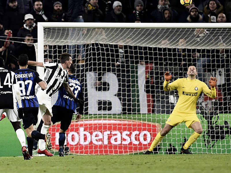 Privatduell im Derby d&apos;Italia: Juve-Star Mario Mandzukic vergab reihenweise vor und gegen Inter-Torwart Samir Handanovic.