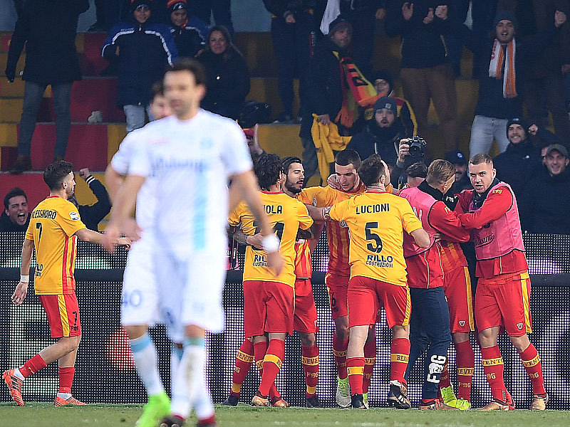 Umjubelter Massimo Coda: Benevento feierte das Siegtor wie einen Aufstieg.