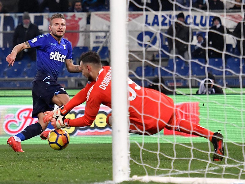 Knapp gescheitert: Lazio-Star Ciro Immobile zog hier gegen Milan-Keeper Gianluigi Donnarumma den K&#252;rzeren.