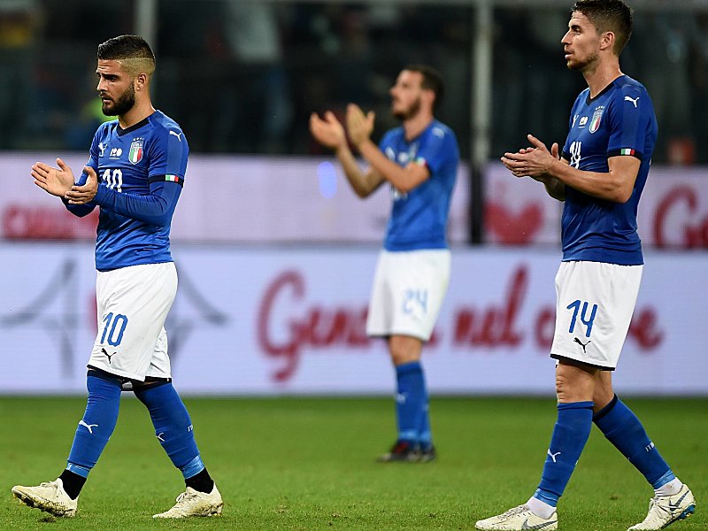 In Gedenken an die Opfer der Katastrophe von Genua: Lorenzo Insigne (li.), Jorginho und das italienische Nationalteam applaudierten in der 43. Minute.