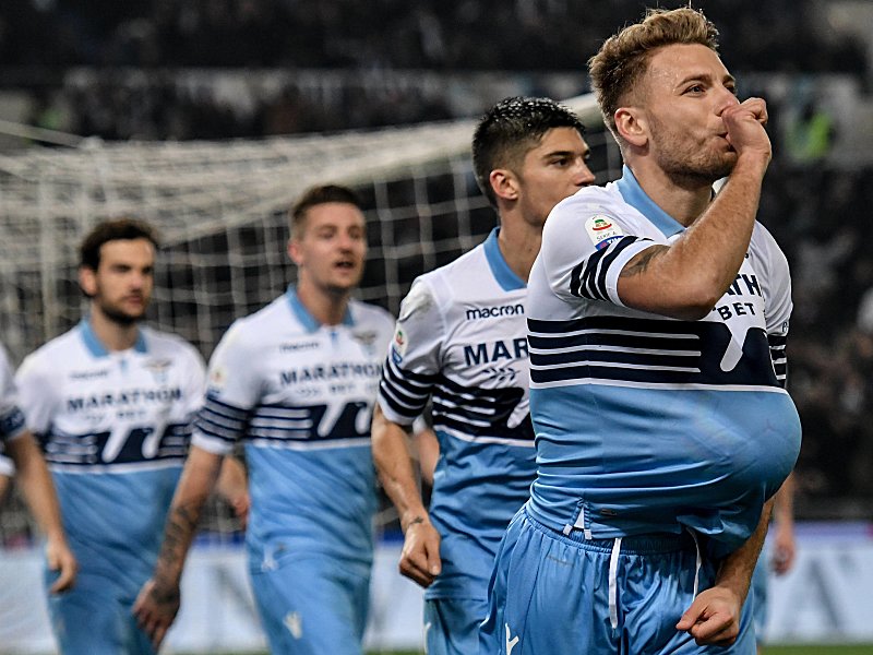 Schnuller-Jubel: Lazio-Star und Joker Ciro Immobile feiert seinen Treffer im Derby.
