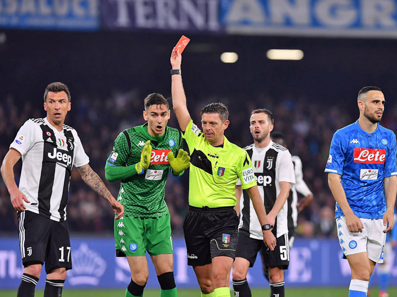 Knackpunkt vor der Pause: Napoli-Keeper Alex Meret sieht die Rote Karte.