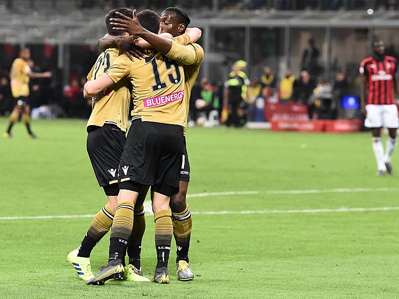 Punkt in Mailand ergattert: Die Profis von Udinese Calcio feiern das 1:1 bei Milan.
