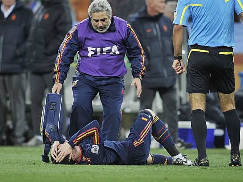 Der Spanier Fernando Torres bricht nach seiner Verletzung im WM-Finale zusammen.
