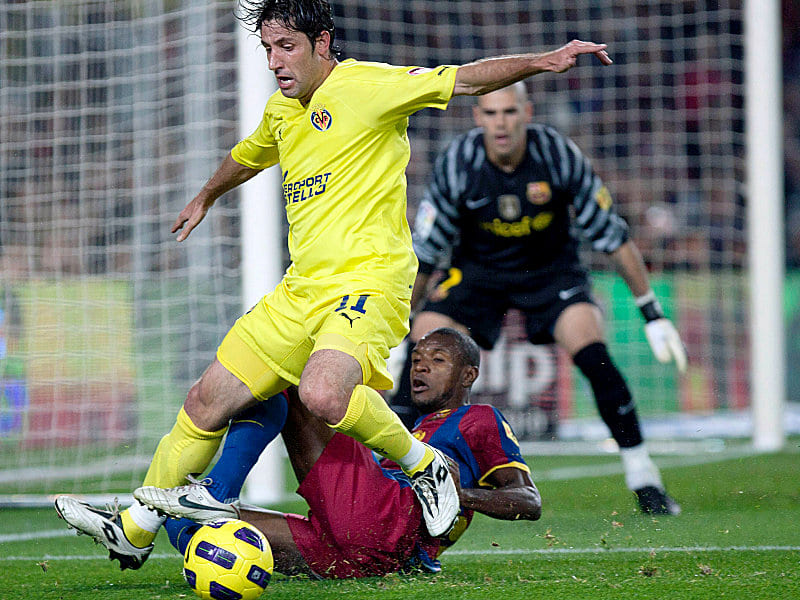 Verteidigt auch in Zukunft f&#252;r das &quot;Gelbe U-Boot&quot;: Joan Capdevila (l. im Duell mit Barcelonas Eric Abidal).