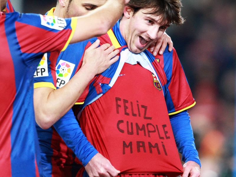 Teurer Geburtstagsgru&#223;: Barcelonas Lionel Messi gratulierte beim Torjubel seiner Mutter. Verboten. 