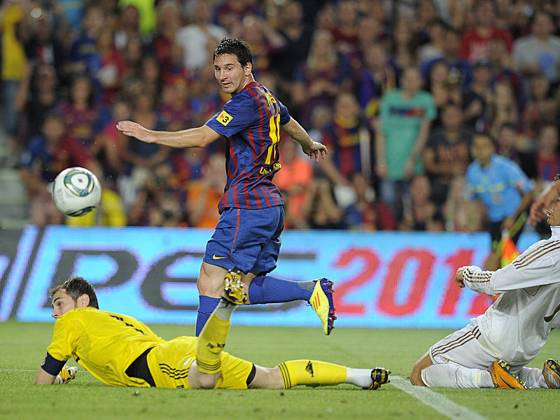 Und rein damit: Messi &#252;berwindet den am Boden liegenden Casillas.