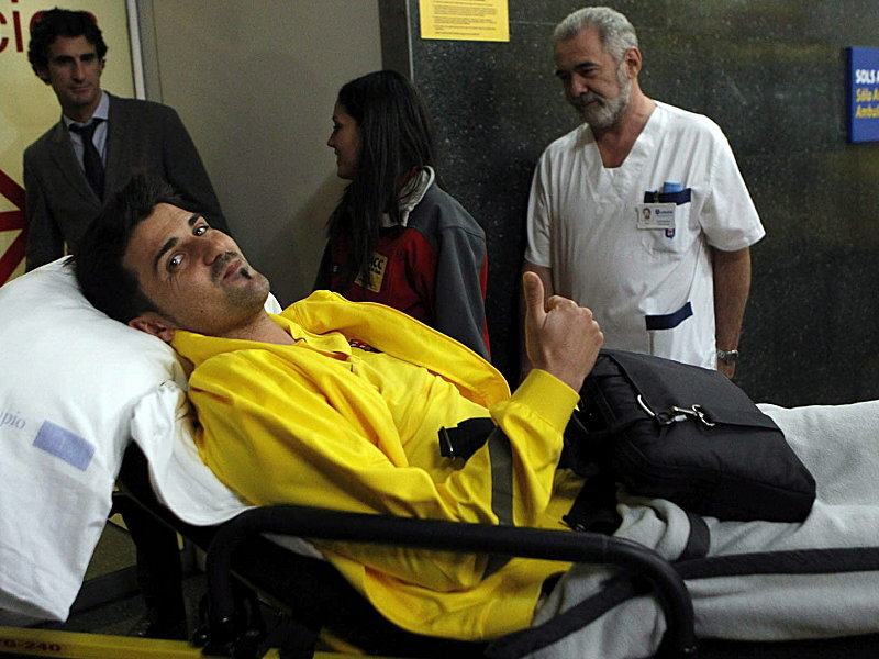 K&#228;mpfernatur: David Villa bei seiner Einlieferung in eine Privatklinik in Barcelona.