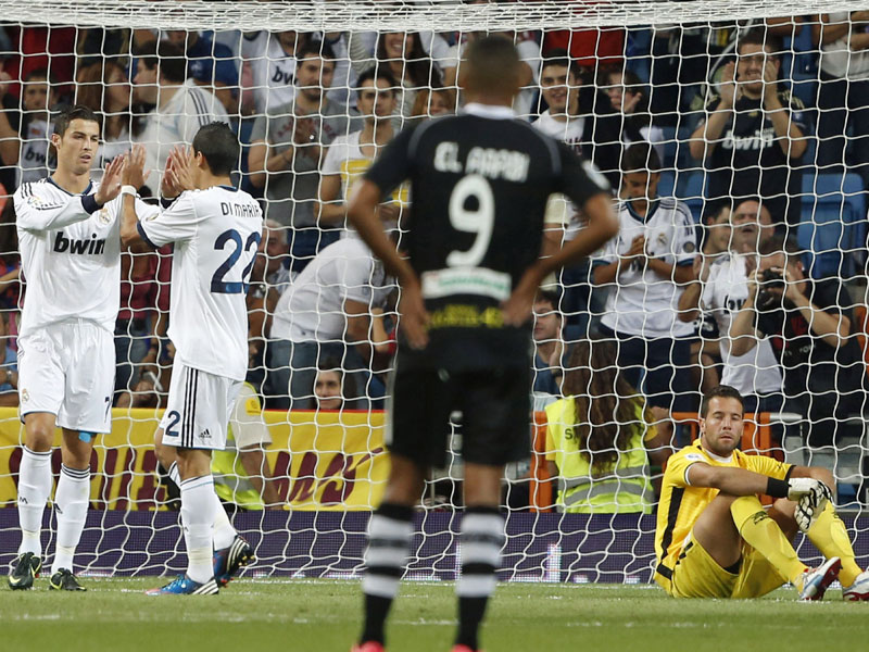 Verhaltener Jubel: Cristiano Ronaldo klatscht nach einem seiner zwei Tore gegen Granada mit Angel di Maria ab.