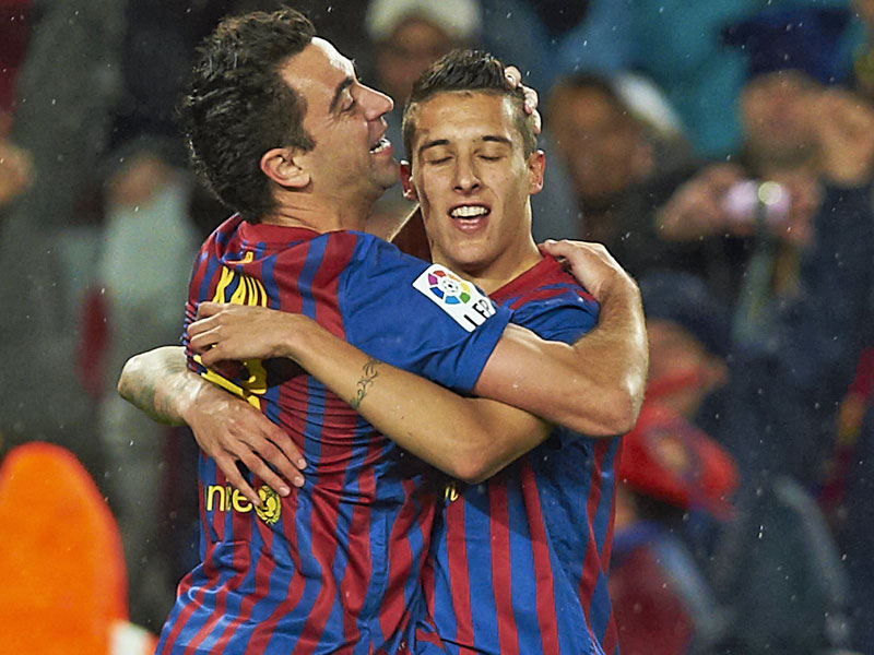 Von Generationenkonflikt keine Spur: Xavi und Cristian Tello vom FC Barcelona. 