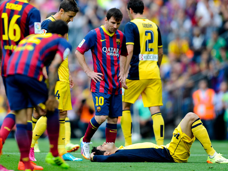 Schreck f&#252;r Atletico: Diego Costa liegt verletzt am Boden, muss ausgewechselt werden.