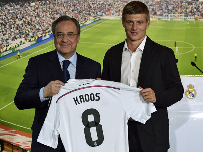 Posierten mit den neuen Trikot: Toni Kroos (re.) und Real Madrids Pr&#228;sident Florentino Perez.