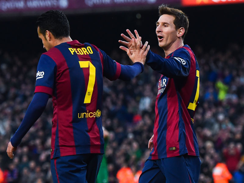 Die &quot;300er&quot; unter sich: Pedro und Lionel Messi feiern einen der drei Treffer des Argentiniers. 