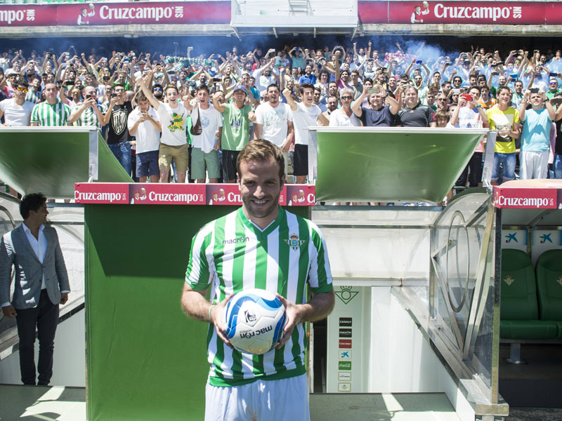 Frenetisch gefeiert: Rafael van der Vaart bei der Vorstellung seines neuen Klubs Real Betis. 