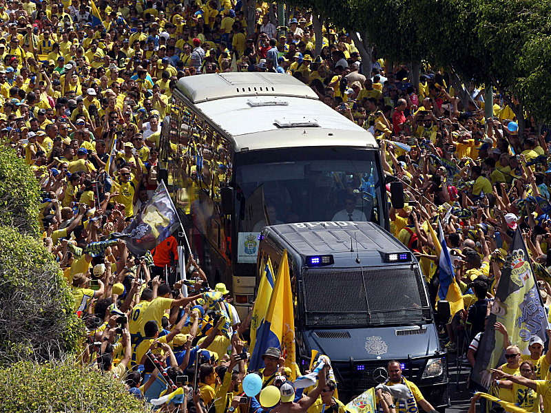 Schon vor der Partie herrschte Euphorie auf Gran Canaria: Die Fans hei&#223;en den Team-Bus willkommen. 