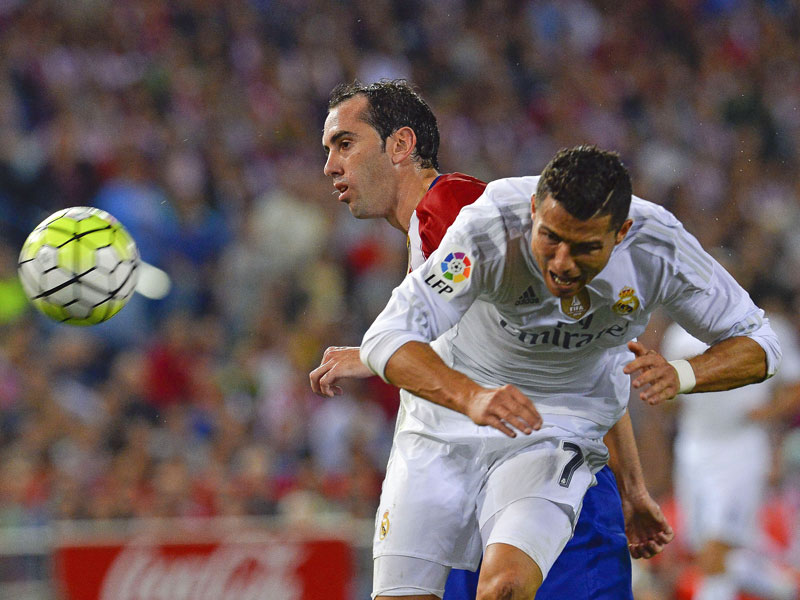 Ihre Klubs sind vom FIFA-Bannstrahl getroffen worden: Diego Godin (Atletico) und Cristiano Ronaldo (vorne).