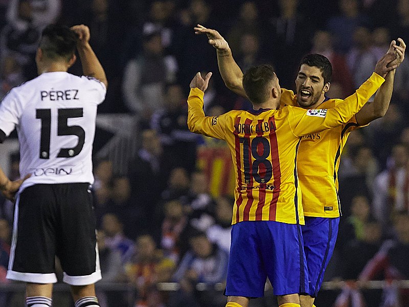 Duell an der Ostk&#252;ste: Der FC Valencia und Cupverteidiger FC Barcelona (re. mit Torsch&#252;tze Luis Suarez und Jordi Alba) messen sich im Pokal.