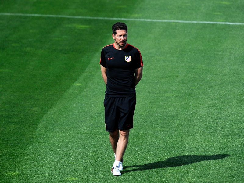 Besonnen beobachtet er seine Spieler beim Training: Atleti-Coach Diego Simeone droht das Saison-Aus.