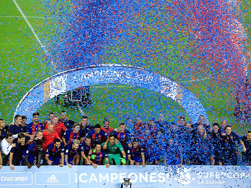Der FC Barcelona feiert den Gewinn im spanischen Supercup.