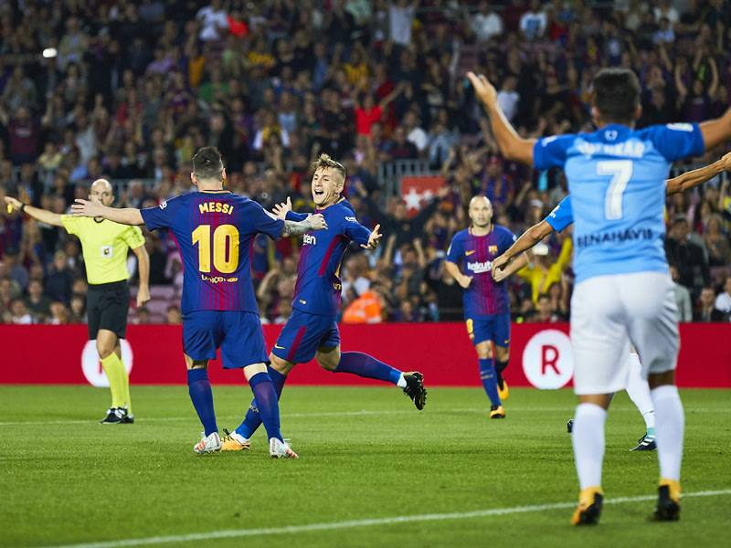 Alle Proteste halfen nichts: Barcelonas Gerard Deulofeu und Lionel Messi (#10) jubeln &#252;ber das 1:0.