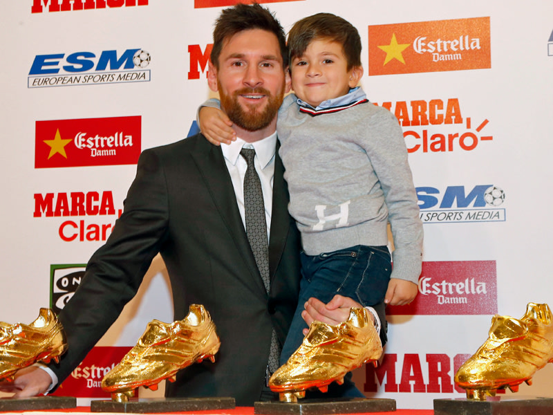 Stolzer Papa: Lionel Messi bei der Verleihung des Goldenen Schuhs mit Sohn Thiago auf dem Arm.