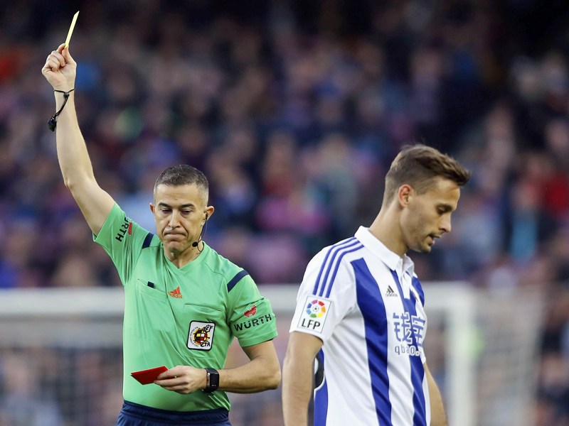 Sein Name wird gerade in Spanien ganz hei&#223; diskutiert: Referee Iglesias Villanueva.