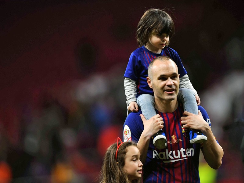 Er feierte wie immer bescheiden mit seinen Kids den n&#228;chsten Titel: Barcelonas Kapit&#228;n Andres Iniesta.