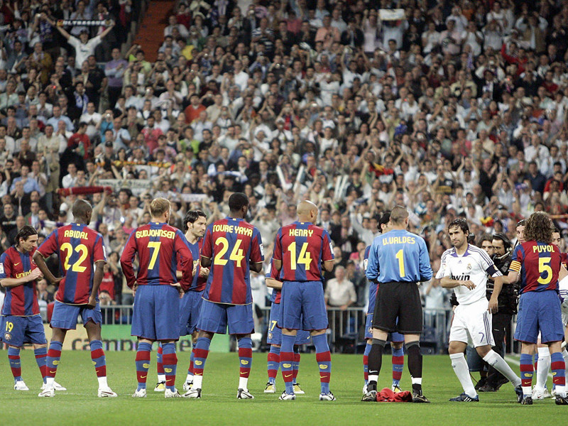 Applaus f&#252;r den Konkurrenten: Barcelonas Profis standen 2008 f&#252;r Real-Kapit&#228;n Raul und seine Mitspieler Spalier.