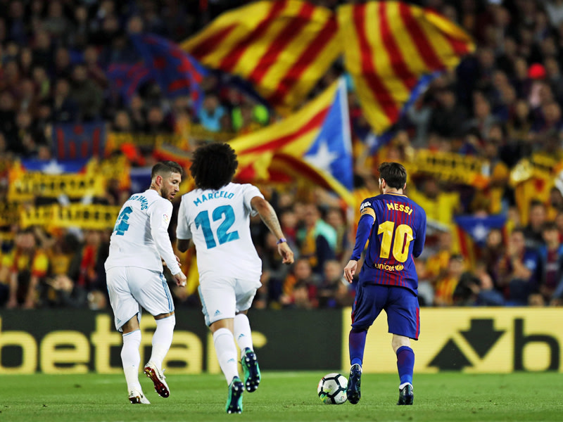Alle Augen auf Lionel Messi und den Ball: Real-Verteidiger Sergio Ramos (l.) und Marcelo verfolgen den Argentinier.
