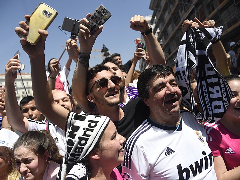 Wenn das Handy mithört: Spanische Fußballfans werden von "La Liga" als Informanten benutzt.