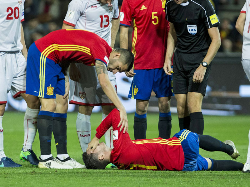 Das tut weh: Alvaro Morata (unten) liegt beim L&#228;nderspiel gegen Mazedonien am Boden.