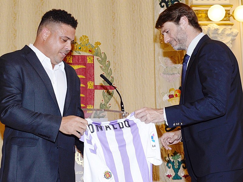 Stolzer Besitzer: Ex-Pr&#228;sident Carlos Suarez &#252;bergibt Ronaldo ein Valladolid-Trikot. 