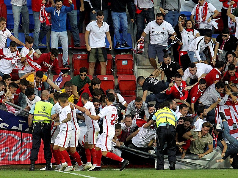 Schreckmomente in Eibar: Jubelnde Sevilla-Fans bringen eine Absperrung zum Einsturz.