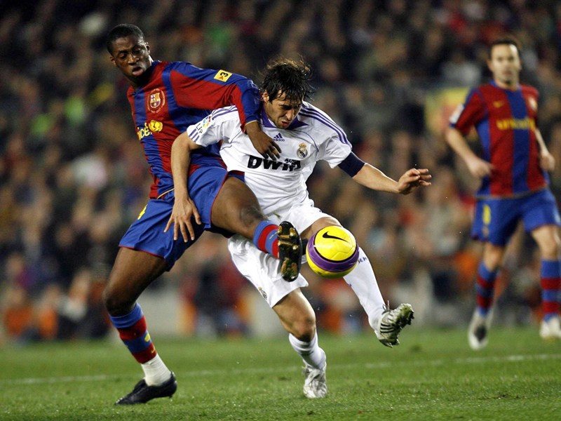 Kein Messi, kein CR7? Real-Angreifer Raul (r.) und Barcelonas Yaya Tour&#233; im Dezember 2007.