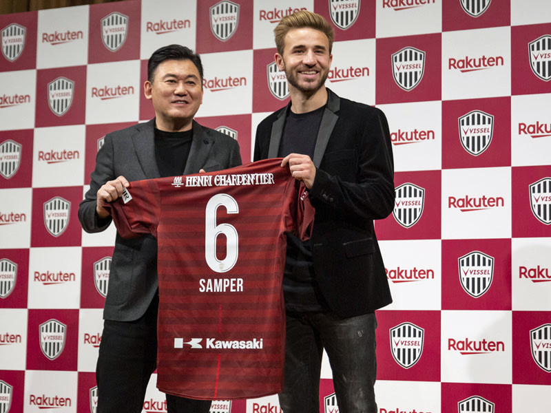 Er spielt ab sofort auch f&#252;r Vissel Kobe: Sergi Samper (r., mit Pr&#228;sident Hiroshi Mikitani).