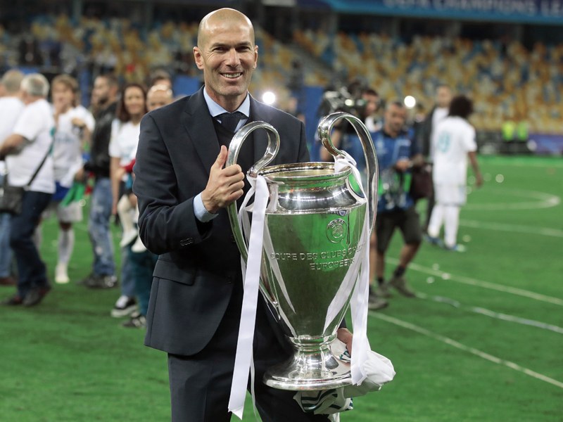 Auf ein Neues! Zinedine Zidane im Mai 2018 mit seinem dritten Henkelpott.