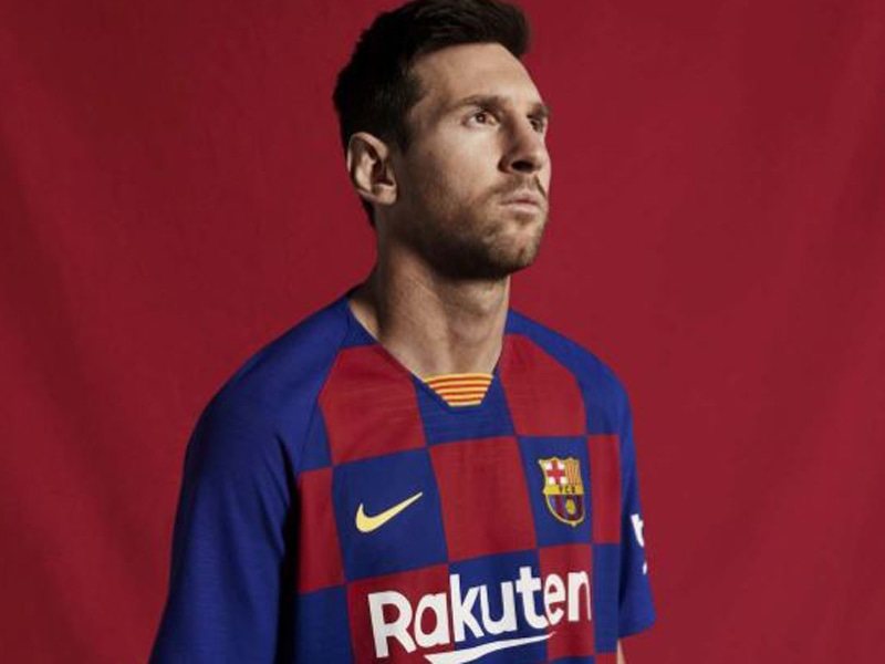 Im neuen Gewand: Lionel Messi pr&#228;sentiert das Trikot f&#252;r die kommende Saison.