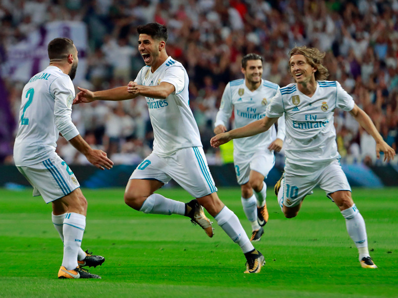 Marco Asensio (2. v. li.) brachte Real Madrid mit einem Traumtor in F&#252;hrung. 